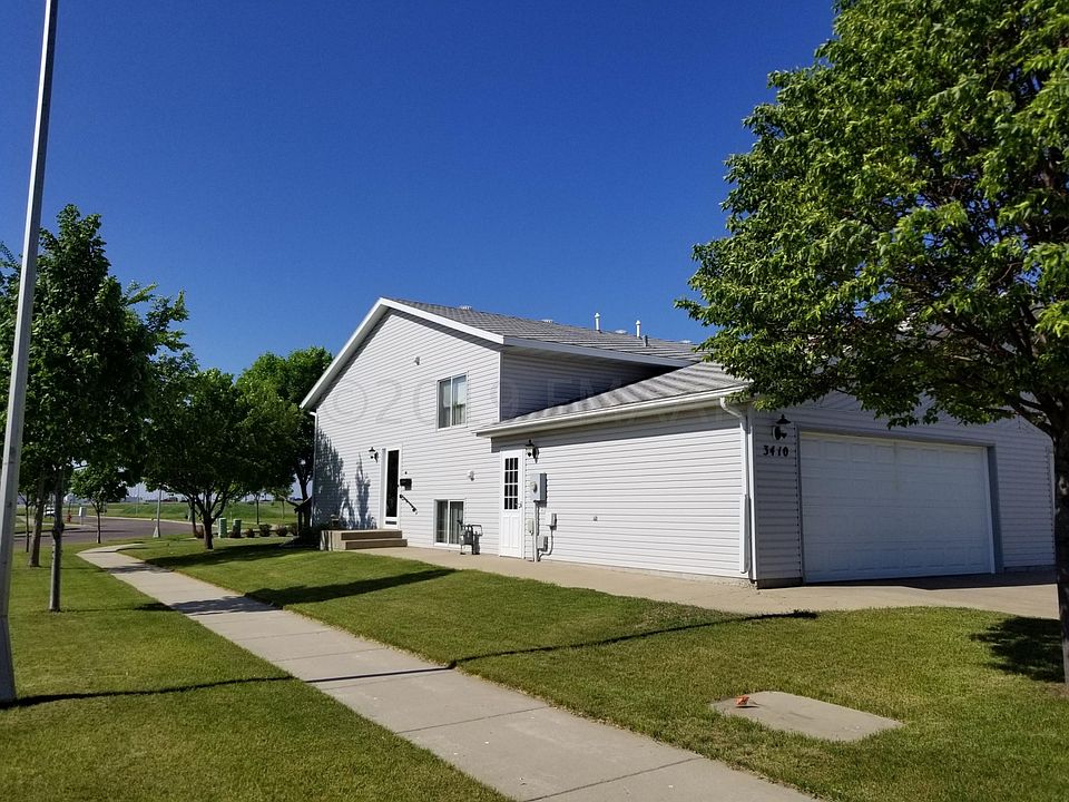 Bilevel Twinhome on Great Corner Lot