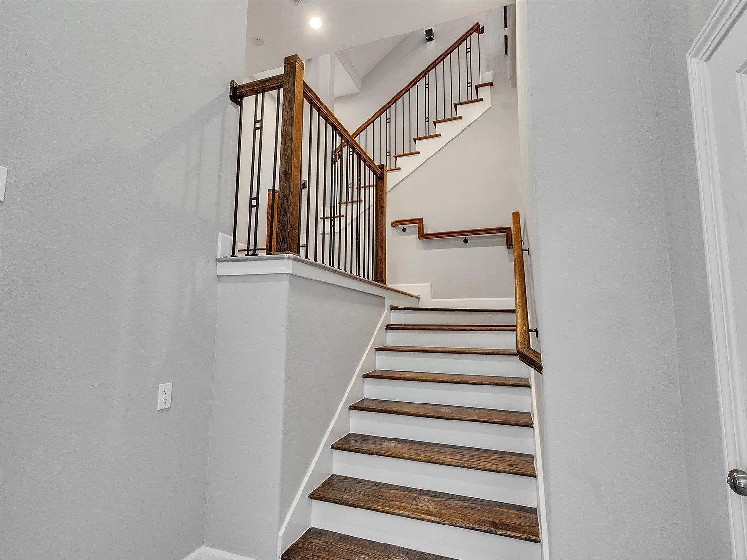 3 bed, 3.5 bath, 2592 sqft, $3,800 — Photo 3