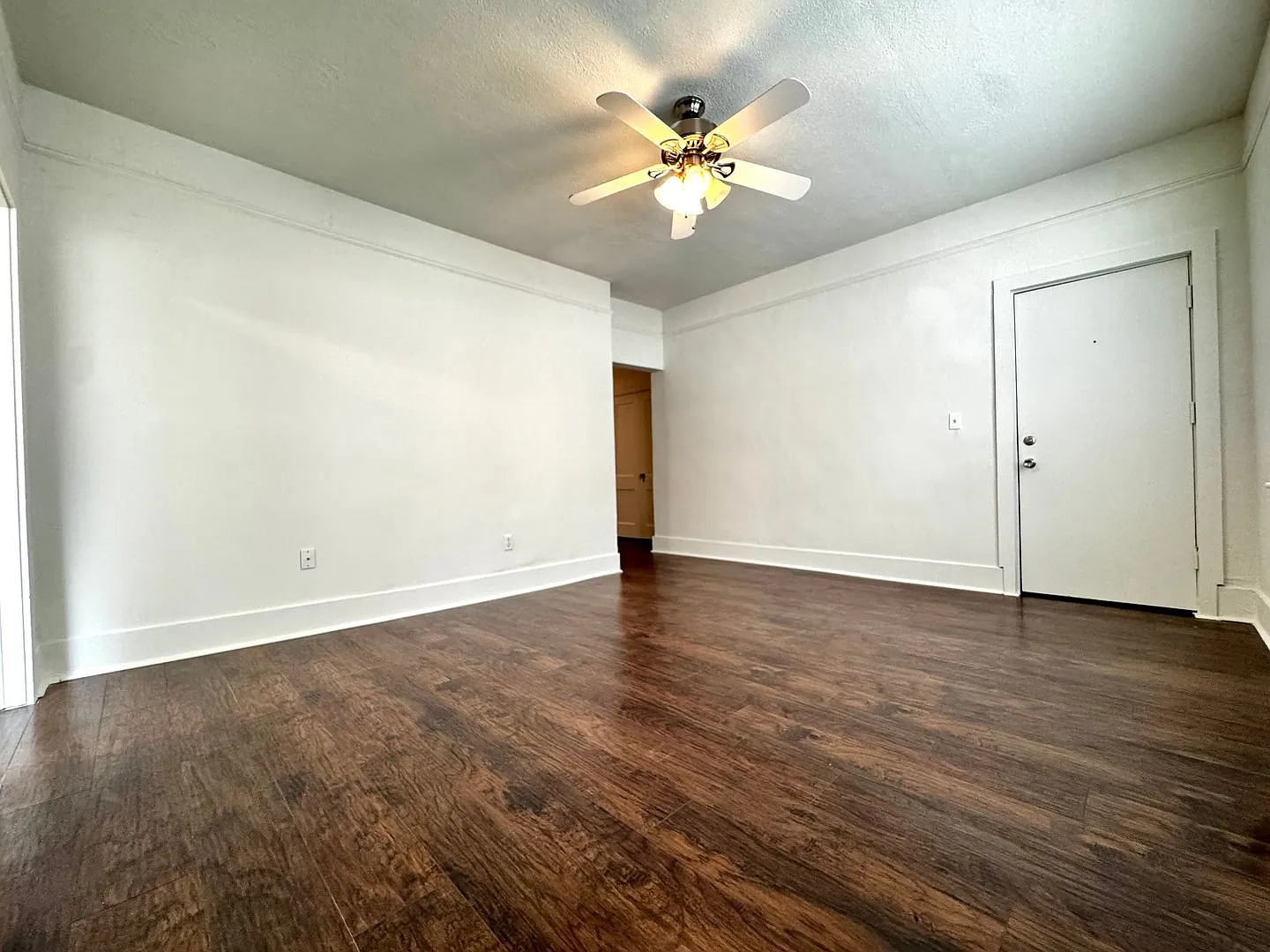 Renovated 2 Bedroom 1 Free Parking Space Located Steps from Lake Eola, Downtown Orlando — Photo 4