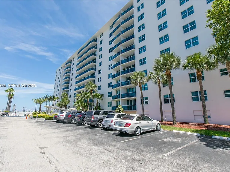 7501 E Treasure Dr #4K — Photo 8