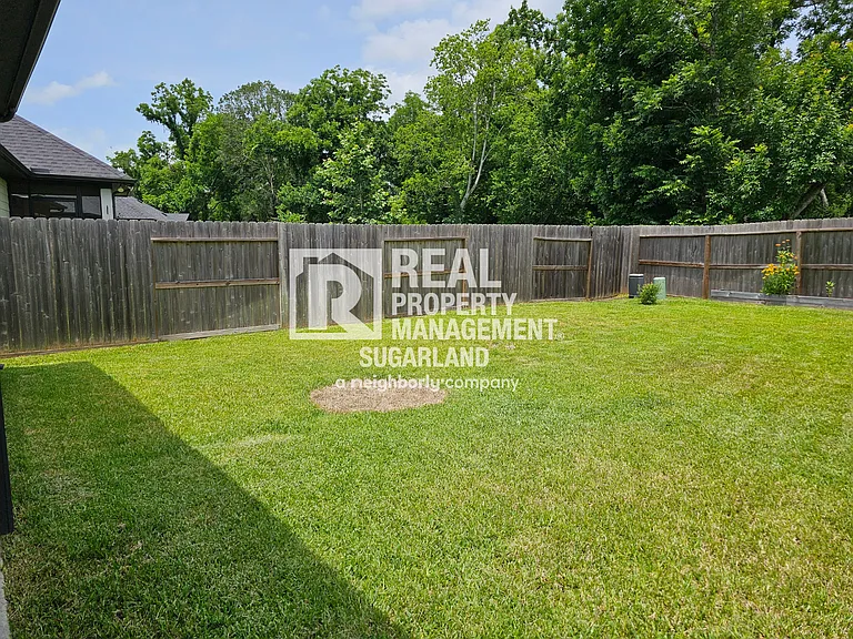 1414 Emma Lake Dr — Photo 21