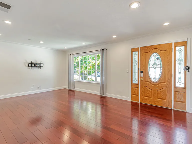 1070 Morningside Dr — Photo 3