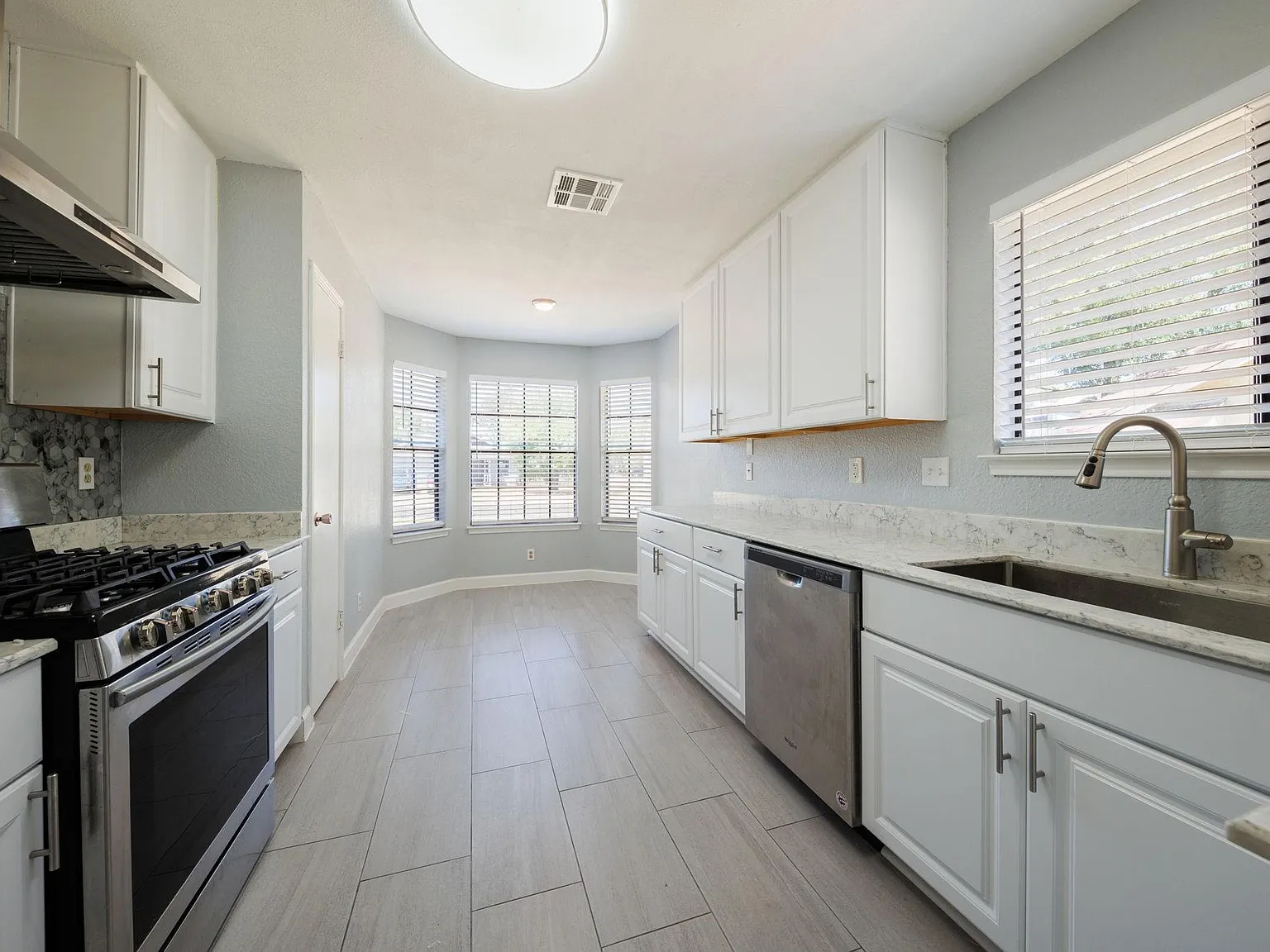 4 bed, 3.0 bath, 1678 sqft, $2,350 — Photo 2