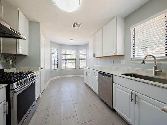 2nd image of 808 Primrose Ln