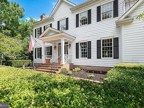 3rd image of 10103 Queens Cir