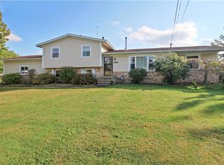 27371 Rainbow Lane Cir, Beloit, OH 44609