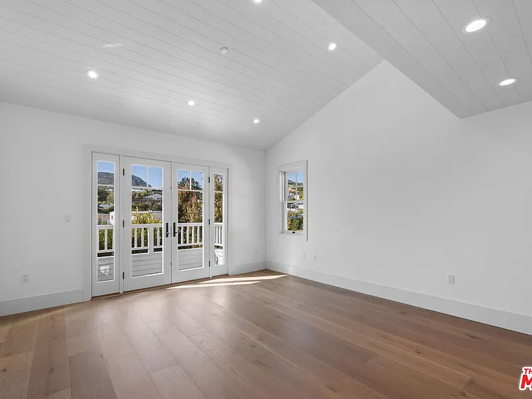 566 Ida St — Photo 22
