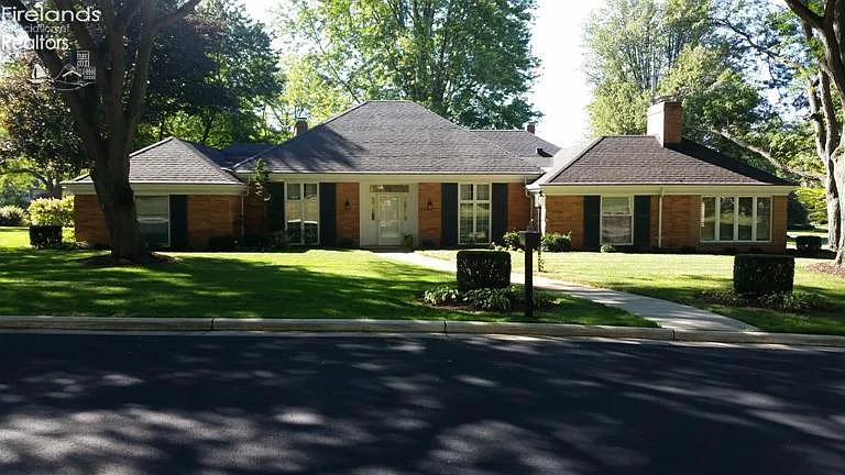 2504 Greentree Ln photo 1