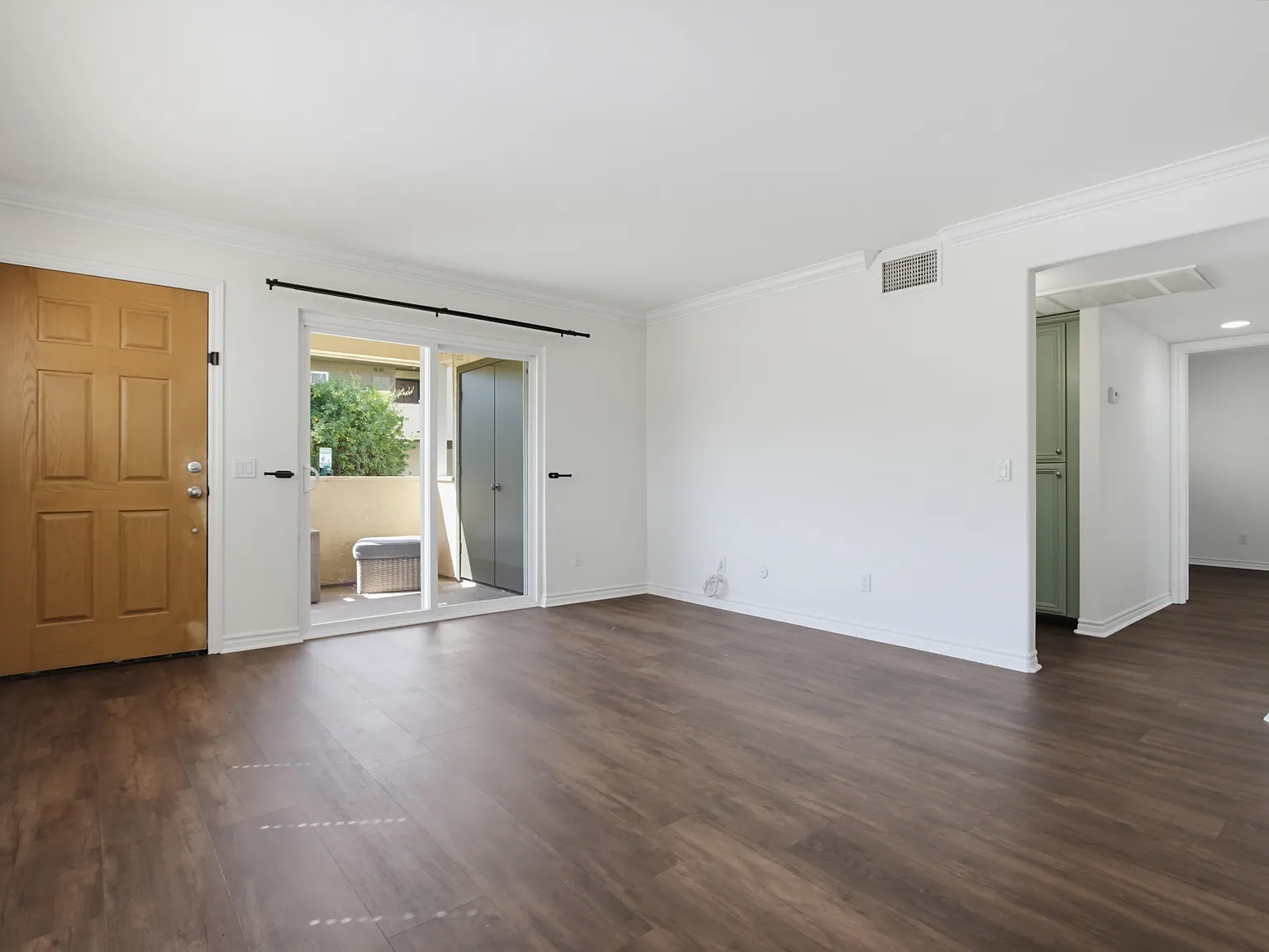 2 bed, 900 sqft, $3,100 — Photo 4