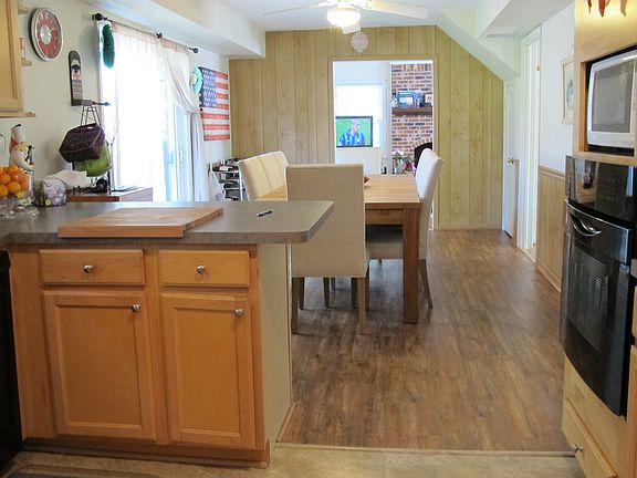 eat-in kitchen