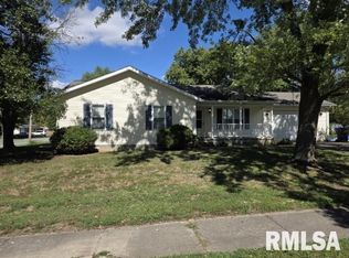 900 Ellis Dr, Mount Vernon, IL 62864