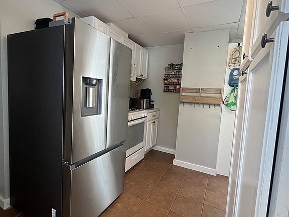 4th image of 64 Fulton St