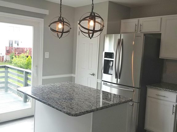 4th image of 207 Regina Ct