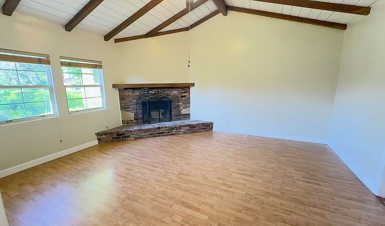 403 Lupin Ln — Photo 7
