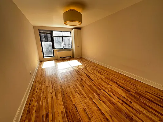 Rented by Salon Realty Corp | media 5