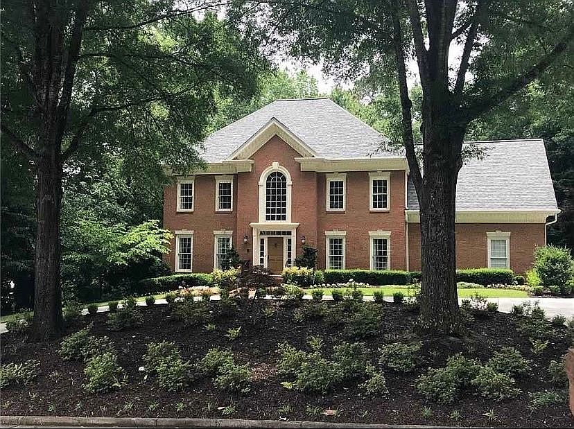 2nd image of 415 Glenmont Ct