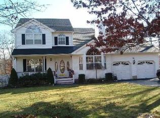 1 Rainbow Ct, Middle Island, NY 11953