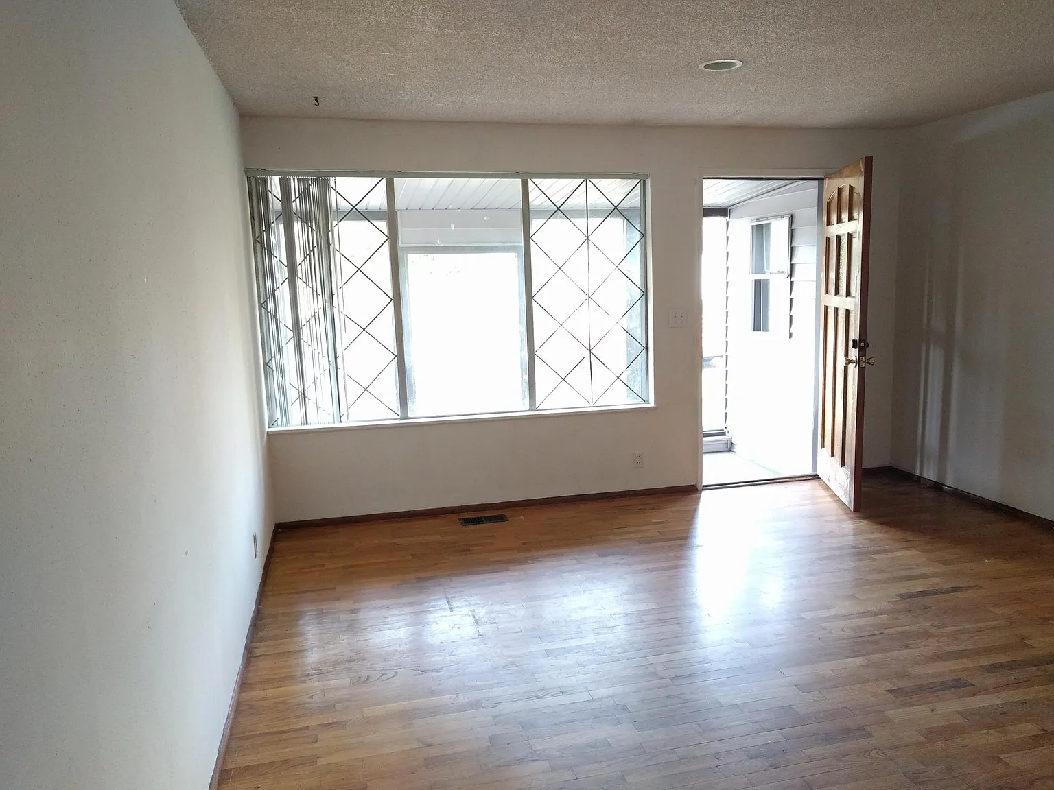 3 bed, 1220 sqft, $2,470 — Photo 2