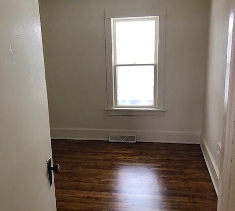 5th image of 2820 Leahy St