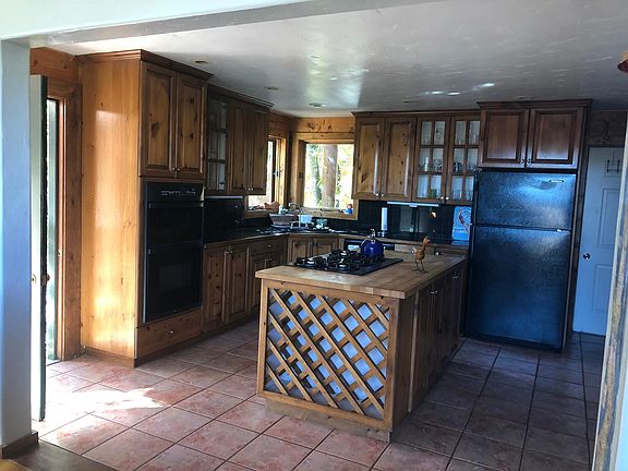 Kitchen - Pots, pans, dishes, glassware and cutlery included