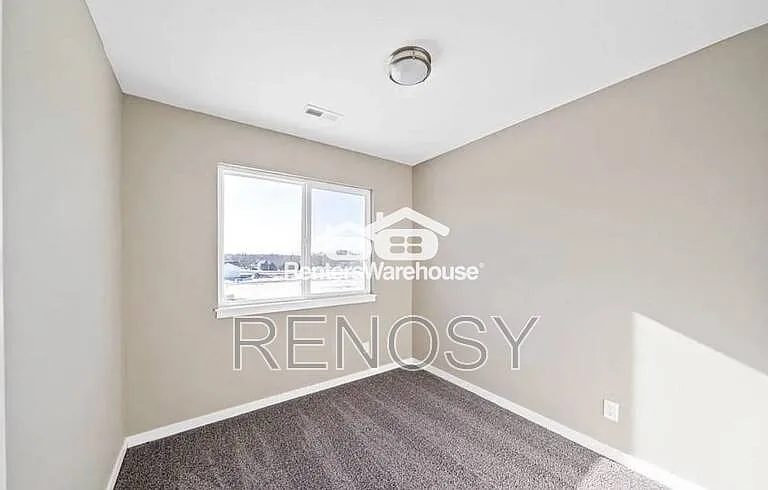 102 E Sycamore St — Photo 14