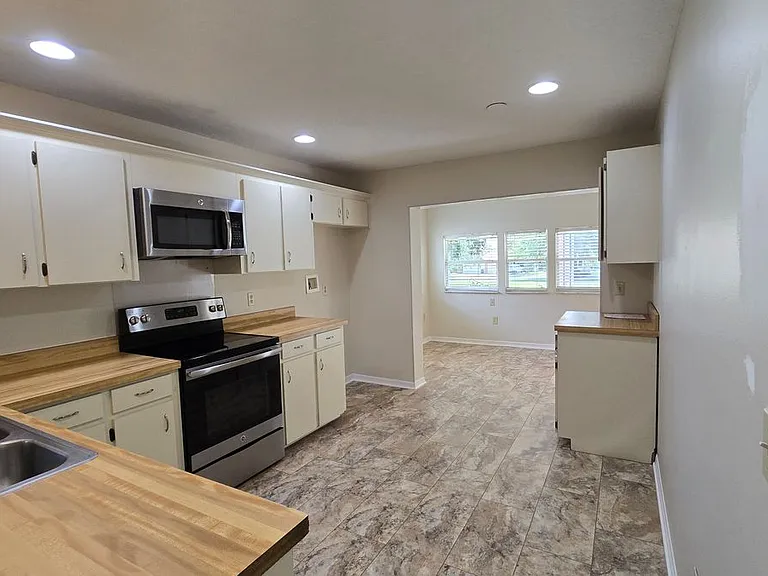 1657 Tremont Ln — Photo 2