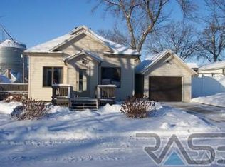304 S Church Ave, Hills, MN 56138