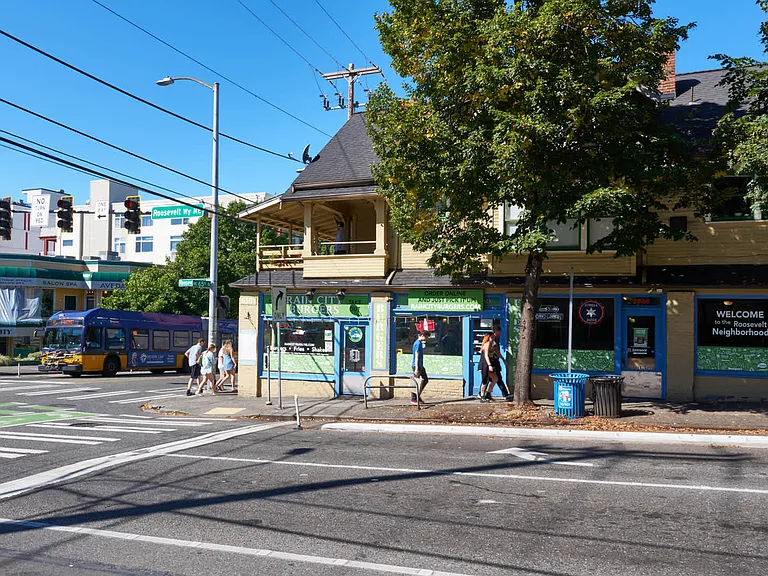 Accessible and abundant dining and retail opportunities