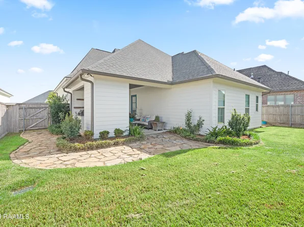 300 Cedar Lake Dr, Youngsville, LA 70592