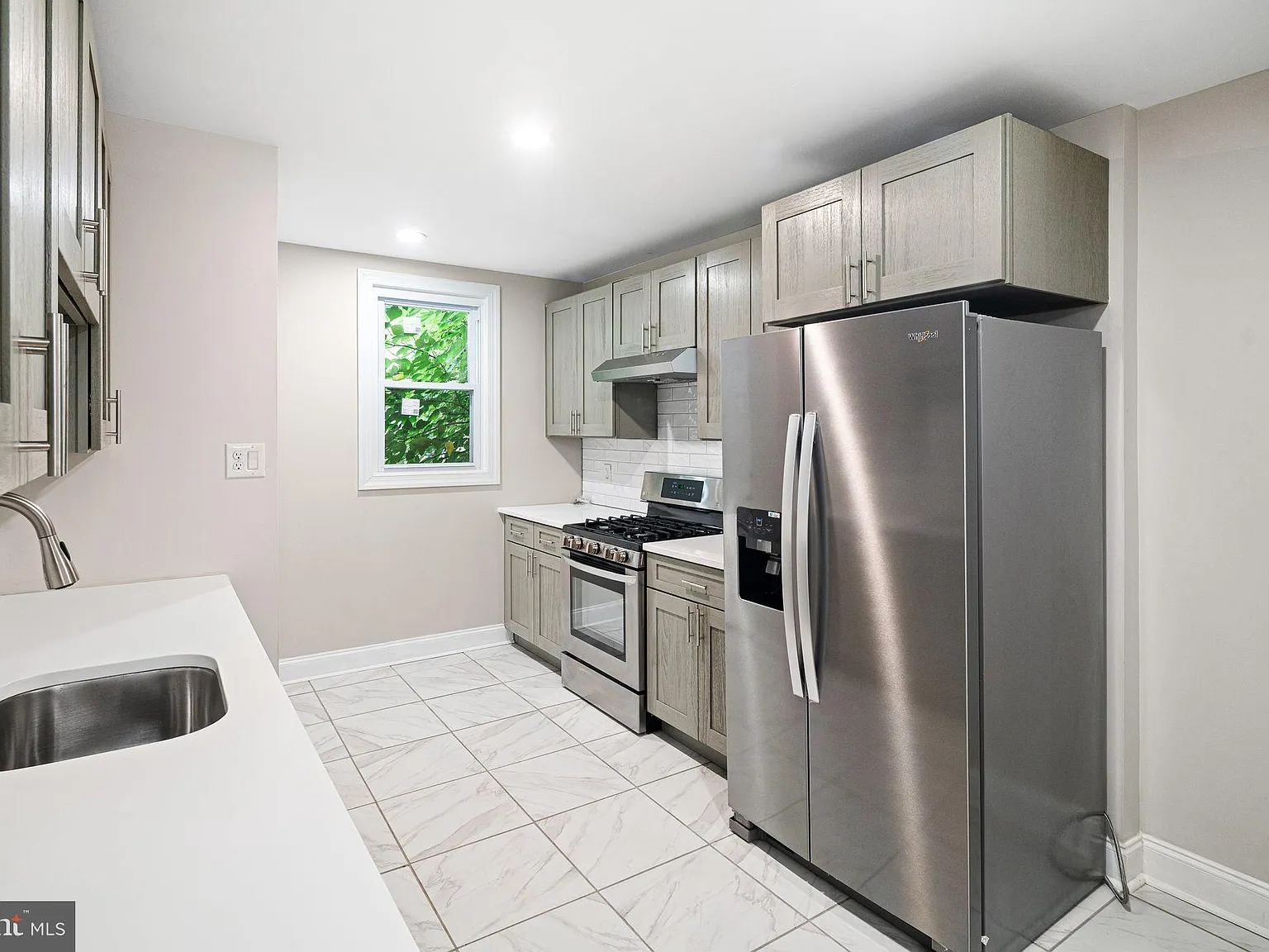 3 bed, 1.5 bath, 1098 sqft, $1,900 — Photo 4