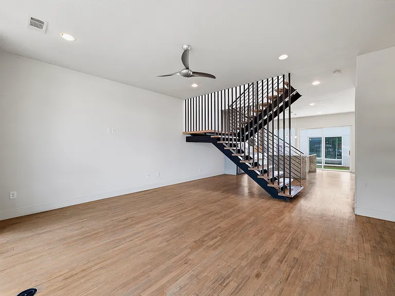 207 Adrian Dr — Photo 6