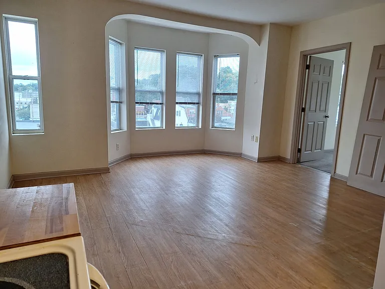 466 Howe Ave #2A — Photo 3