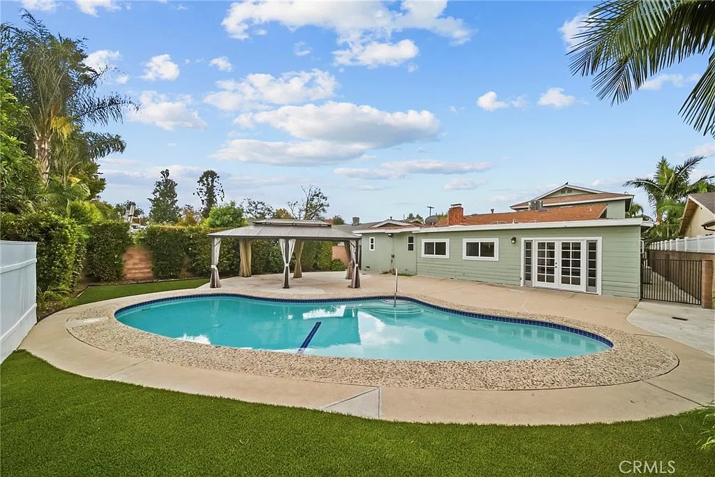 5 bed, 2400 sqft, $6,249 — Photo 2