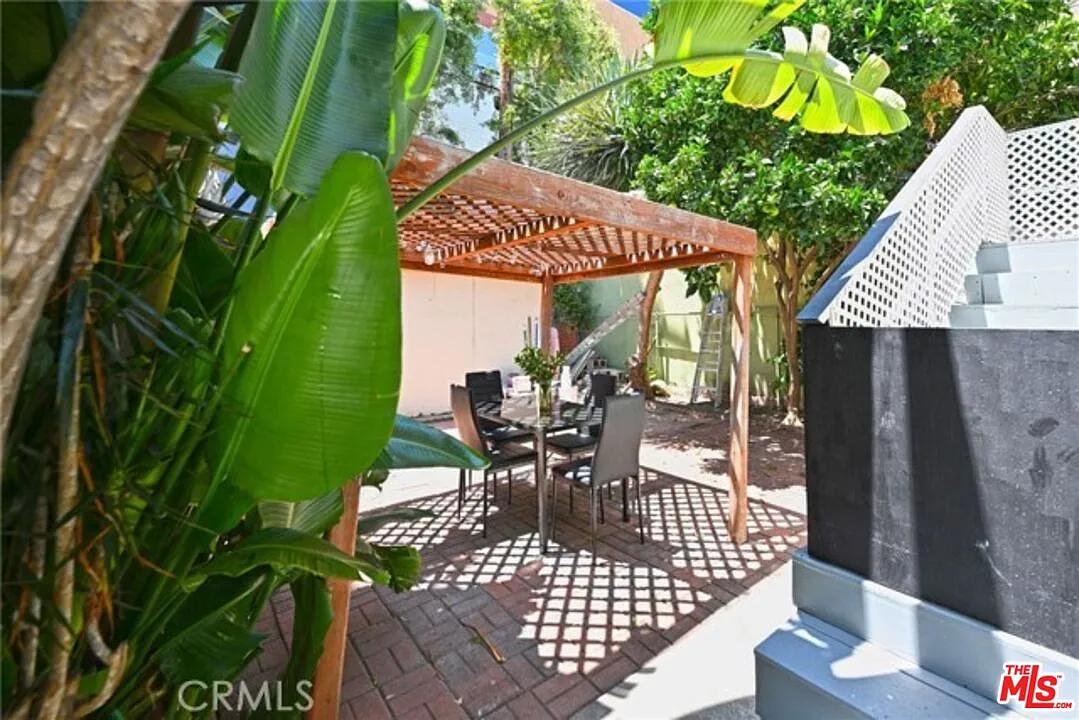 6 bed, 3.0 bath, 2000 sqft, $5,947 — Photo 3