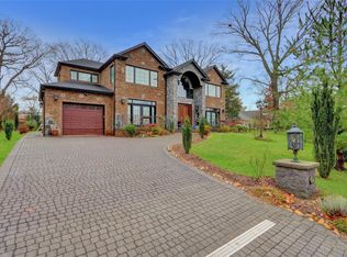 112 Schoolhouse Ln, Roslyn Heights, NY 11577