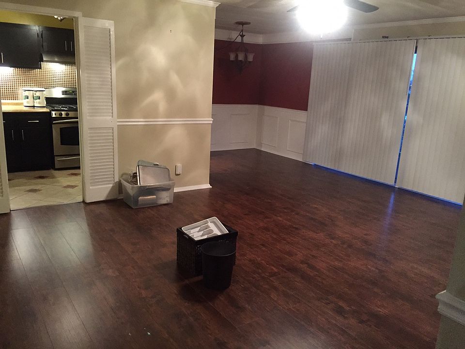dinning room has been updated, color changed to dark grey. l