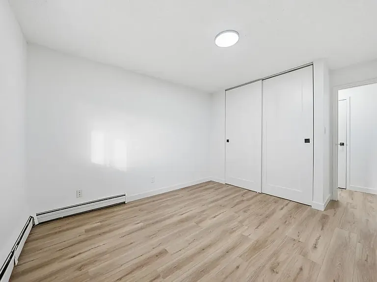 431 Wollaston Cres — Photo 12