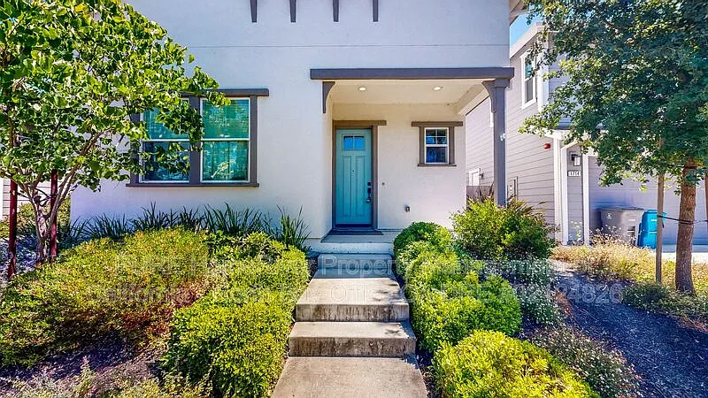 4 bed, 3.0 bath, 2332 sqft, $4,100 — Photo 4
