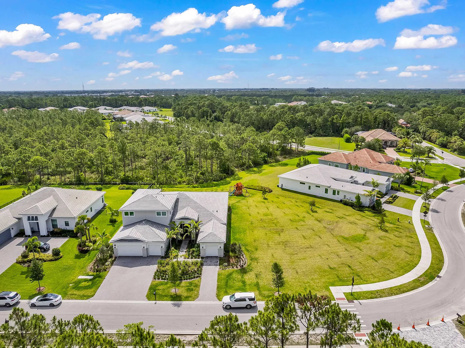 5 bed, 7.0 bath, 5226 sqft, $13,000 — Photo 2