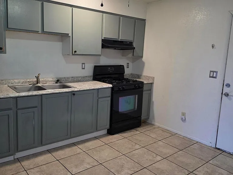 504 N Roosevelt Ave — Photo 14