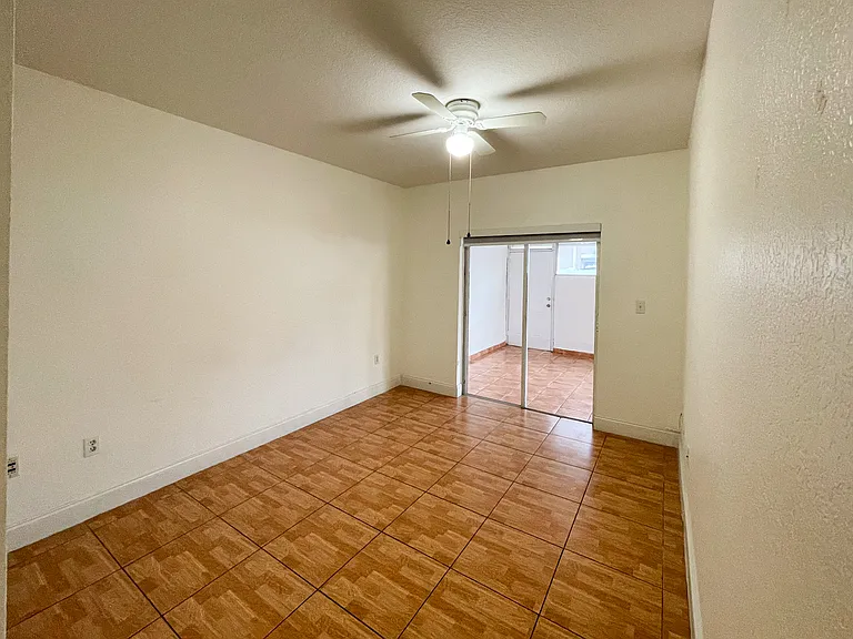 Room 2 / Cuarto 2 - Sliding door access to Florida Room