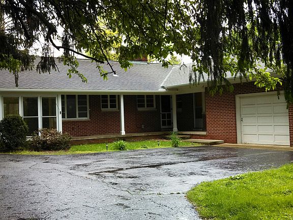 3rd image of 939 E High St