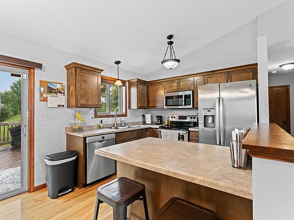 3rd image of 1440 Sunrise Dr NE