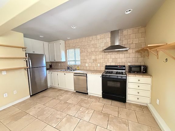 3rd image of 838 Shrader St