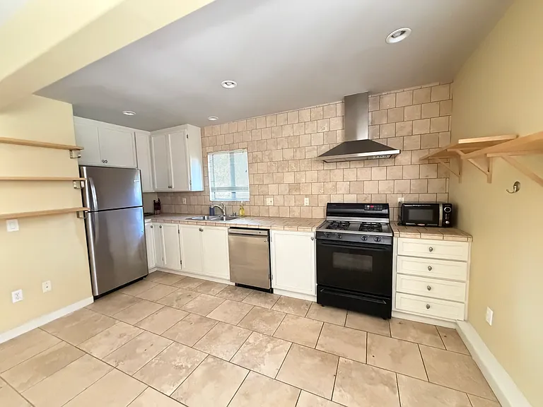 838 Shrader St — Photo 3