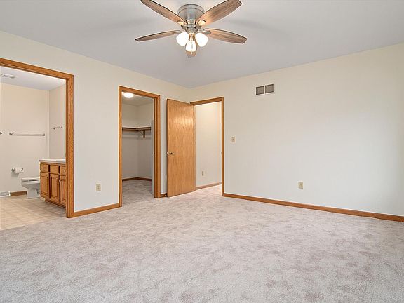 Primary bedroom w/walk-in closet & full bathroom (shower)