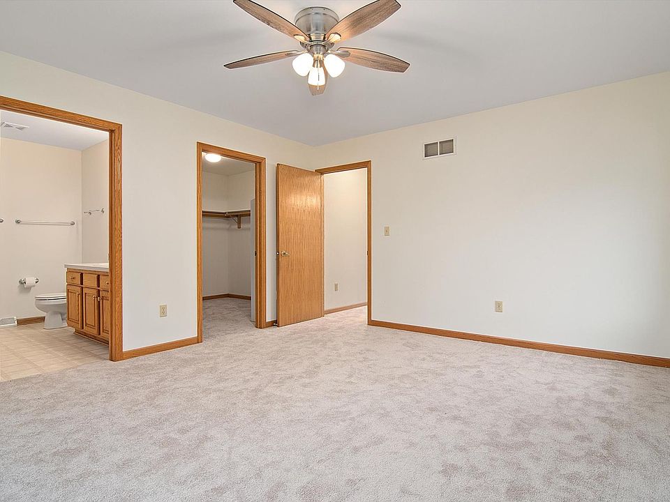 Primary bedroom w/walk-in closet & full bathroom (shower)