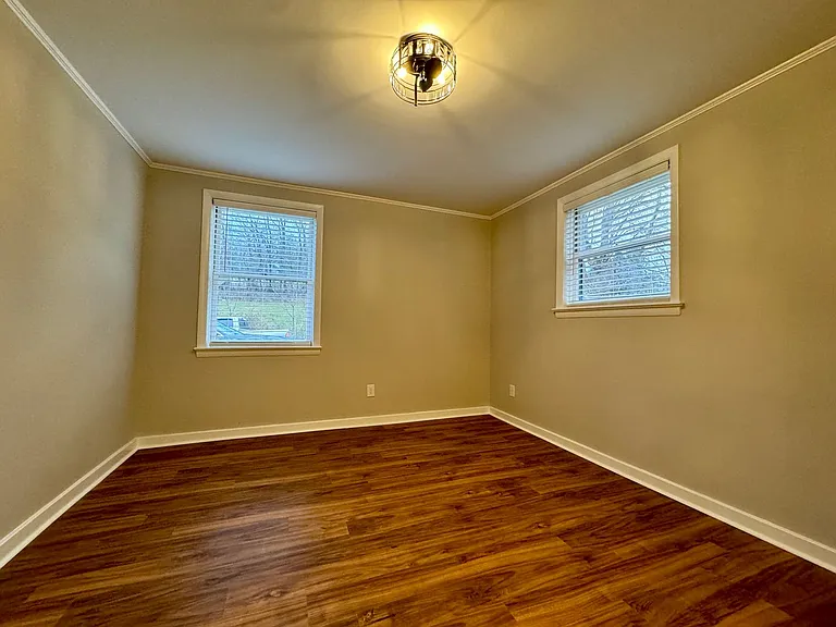 1003 Giles Unit D - By the bed — Photo 11