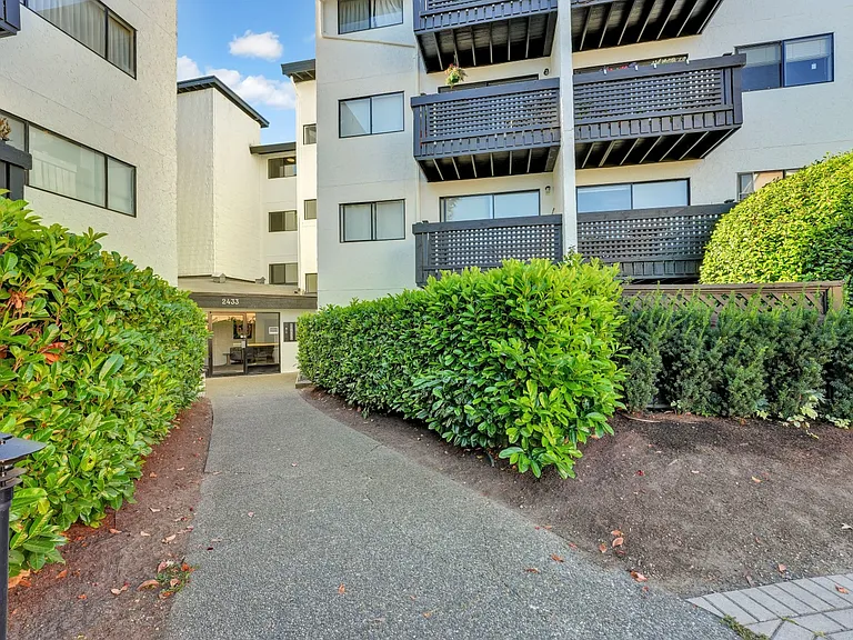 2433 Malaview Ave — Photo 4