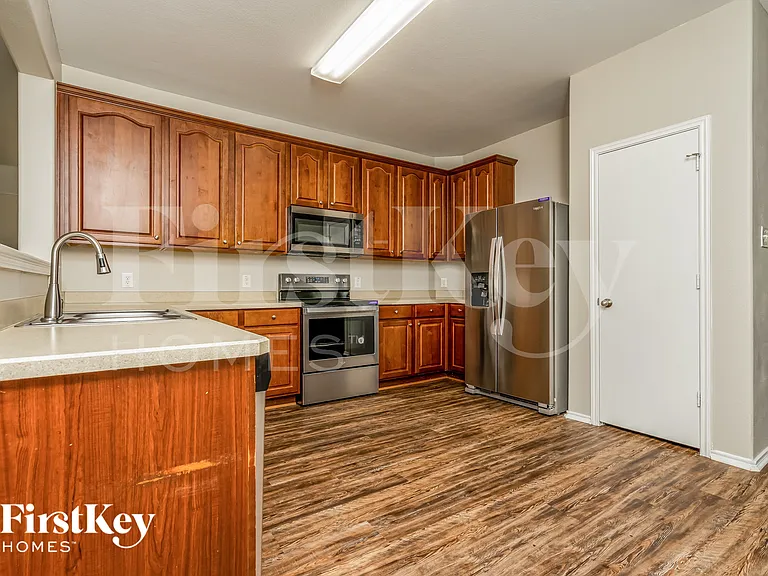 3908 Windy Point Dr — Photo 6